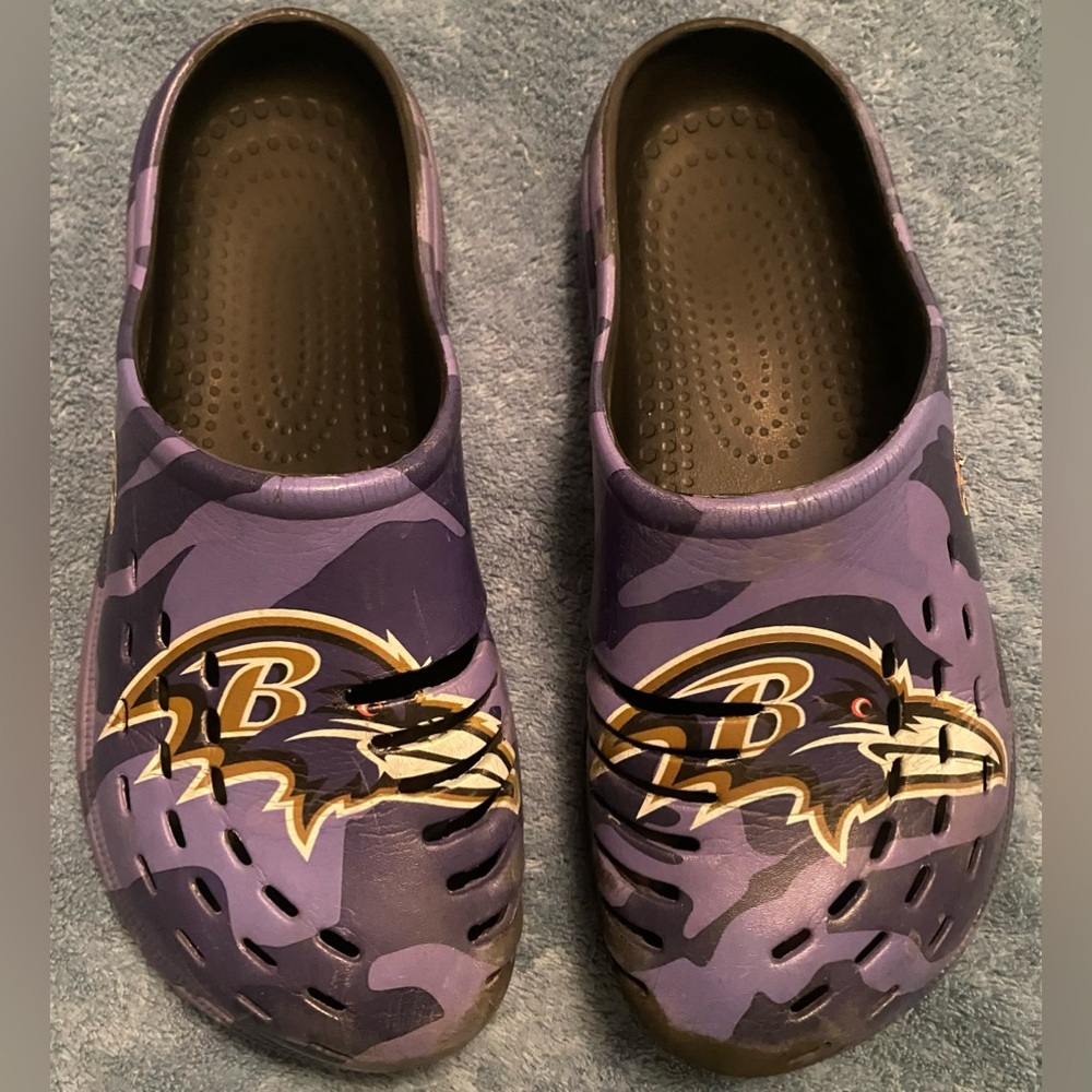 💜 Clogs - Adult/Grade School Men Size 7/8 - NFL Ravens Theme- Worn 💜